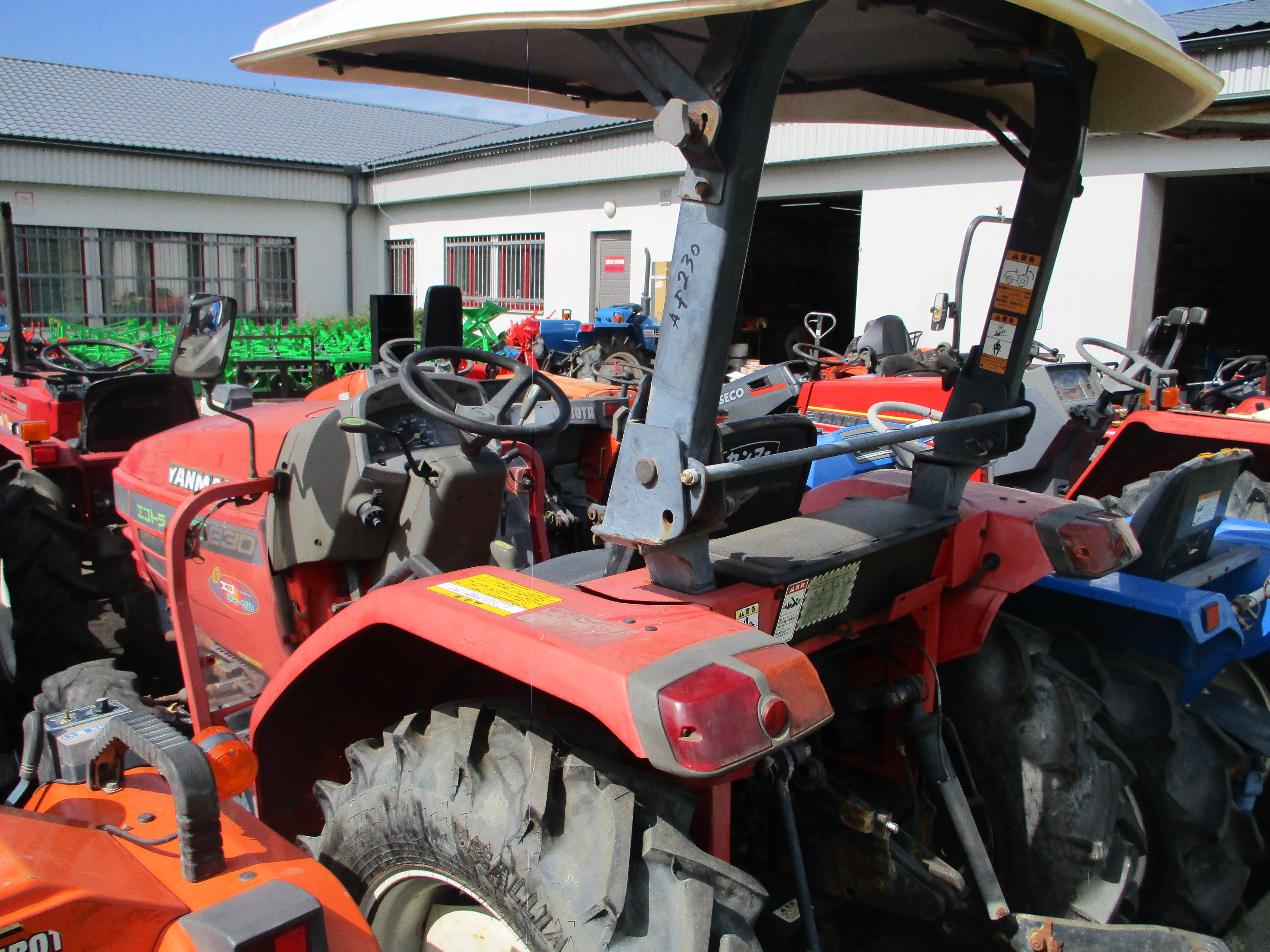 Malotraktor Yanmar AF-230 se stříškou