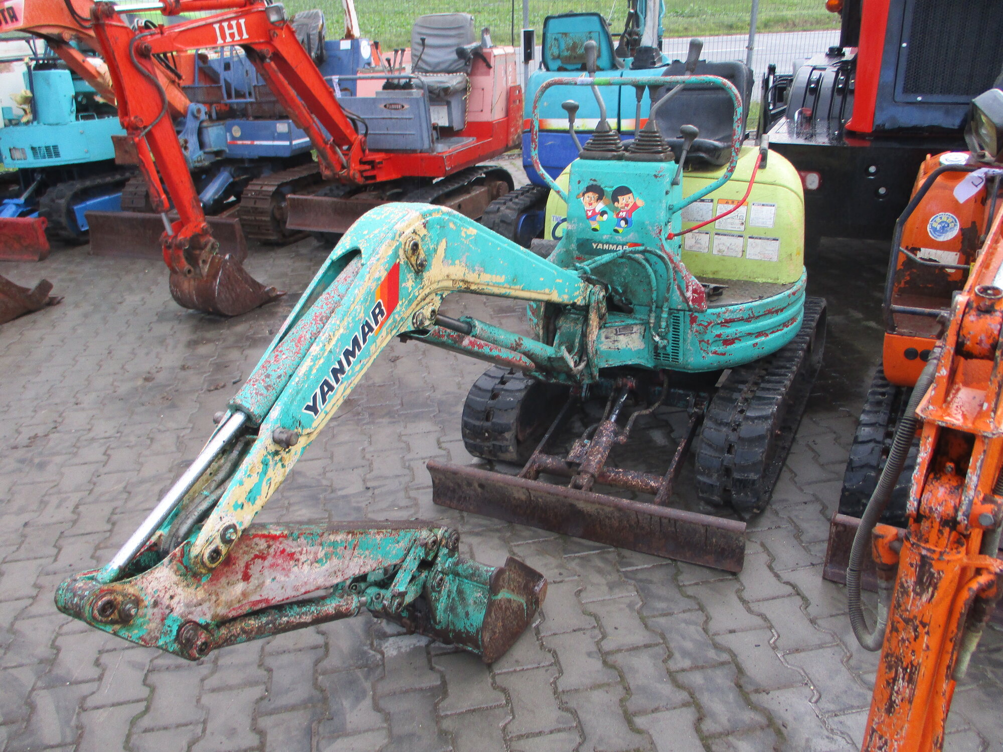 Minibagr Yanmar VIO 10, horší plechy, jinak ok