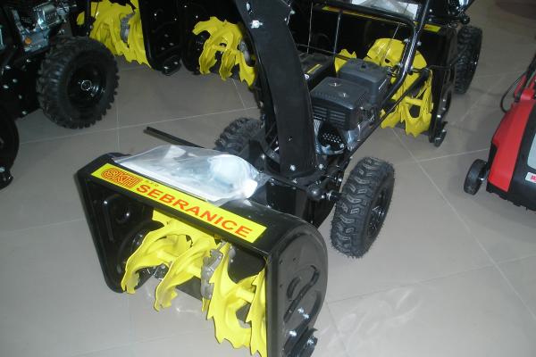 Snow thrower HRM 56 - Click to view the picture detail.